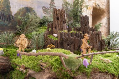 Trest 'teki doğum sahnelerinin 19. yüzyılın başlarına dayanan eski bir geleneği var. İlk başta, yerliler kağıt doğum sahneleri çektiler, ama 1860 'dan sonra yavaş yavaş tahta sahnelerle değiştirdiler..