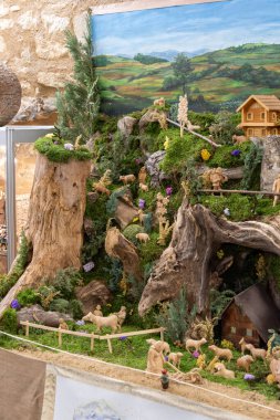 Trest 'teki doğum sahnelerinin 19. yüzyılın başlarına dayanan eski bir geleneği var. İlk başta, yerliler kağıt doğum sahneleri çektiler, ama 1860 'dan sonra yavaş yavaş tahta sahnelerle değiştirdiler..