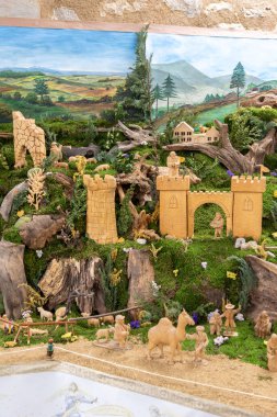 Trest 'teki doğum sahnelerinin 19. yüzyılın başlarına dayanan eski bir geleneği var. İlk başta, yerliler kağıt doğum sahneleri çektiler, ama 1860 'dan sonra yavaş yavaş tahta sahnelerle değiştirdiler..