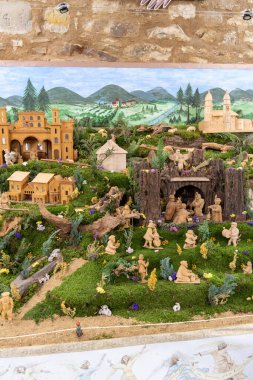 Trest 'teki doğum sahnelerinin 19. yüzyılın başlarına dayanan eski bir geleneği var. İlk başta, yerliler kağıt doğum sahneleri çektiler, ama 1860 'dan sonra yavaş yavaş tahta sahnelerle değiştirdiler..