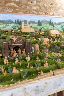 Trest 'teki doğum sahnelerinin 19. yüzyılın başlarına dayanan eski bir geleneği var. İlk başta, yerliler kağıt doğum sahneleri çektiler, ama 1860 'dan sonra yavaş yavaş tahta sahnelerle değiştirdiler..