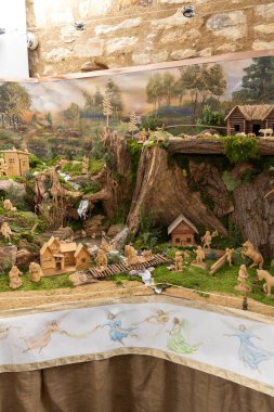 Trest 'teki doğum sahnelerinin 19. yüzyılın başlarına dayanan eski bir geleneği var. İlk başta, yerliler kağıt doğum sahneleri çektiler, ama 1860 'dan sonra yavaş yavaş tahta sahnelerle değiştirdiler..