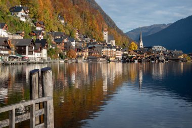 Hallstatt Tuz Madeni dünyanın en eski madenlerinden biridir. 7000 yıldan fazladır burada madencilik devam etmektedir ve bir zamanlar Avrupa 'nın neredeyse tamamını tedarik etmiştir. Madencilik bugüne kadar devam etti..