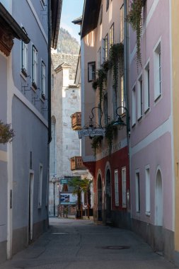 Hallstatt Tuz Madeni dünyanın en eski madenlerinden biridir. 7000 yıldan fazladır burada madencilik devam etmektedir ve bir zamanlar Avrupa 'nın neredeyse tamamını tedarik etmiştir. Madencilik bugüne kadar devam etti..