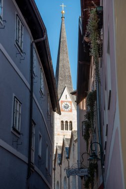 Hallstatt Tuz Madeni dünyanın en eski madenlerinden biridir. 7000 yıldan fazladır burada madencilik devam etmektedir ve bir zamanlar Avrupa 'nın neredeyse tamamını tedarik etmiştir. Madencilik bugüne kadar devam etti..