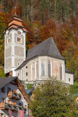 Hallstatt Tuz Madeni dünyanın en eski madenlerinden biridir. 7000 yıldan fazladır burada madencilik devam etmektedir ve bir zamanlar Avrupa 'nın neredeyse tamamını tedarik etmiştir. Madencilik bugüne kadar devam etti..