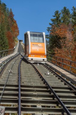 Hallstatt Tuz Madeni dünyanın en eski madenlerinden biridir. 7000 yıldan fazladır burada madencilik devam etmektedir ve bir zamanlar Avrupa 'nın neredeyse tamamını tedarik etmiştir. Madencilik bugüne kadar devam etti..