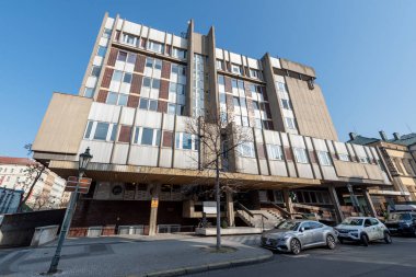 Üroloji Kliniği, Prag 'daki kendine özgü Çek barbarlığının gerçek bir örneği. Ön cephe, pencereler de dahil olmak üzere orijinal halinde korunmuş..