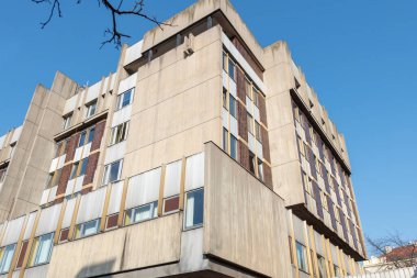 Üroloji Kliniği, Prag 'daki kendine özgü Çek barbarlığının gerçek bir örneği. Ön cephe, pencereler de dahil olmak üzere orijinal halinde korunmuş..