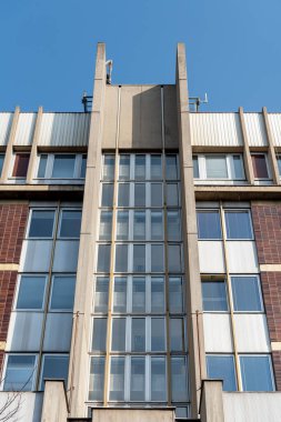 Üroloji Kliniği, Prag 'daki kendine özgü Çek barbarlığının gerçek bir örneği. Ön cephe, pencereler de dahil olmak üzere orijinal halinde korunmuş..
