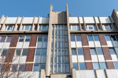 Üroloji Kliniği, Prag 'daki kendine özgü Çek barbarlığının gerçek bir örneği. Ön cephe, pencereler de dahil olmak üzere orijinal halinde korunmuş..