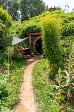 Place where scenes for the legendary film trilogies Lord of the Rings and The Hobbit were filmed. After filming, the entire place was left to a local farming family, who run exhibition for tourists.