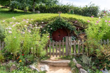 Place where scenes for the legendary film trilogies Lord of the Rings and The Hobbit were filmed. After filming, the entire place was left to a local farming family, who run exhibition for tourists.