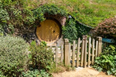 Place where scenes for the legendary film trilogies Lord of the Rings and The Hobbit were filmed. After filming, the entire place was left to a local farming family, who run exhibition for tourists.