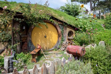 Place where scenes for the legendary film trilogies Lord of the Rings and The Hobbit were filmed. After filming, the entire place was left to a local farming family, who run exhibition for tourists.