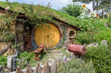 Place where scenes for the legendary film trilogies Lord of the Rings and The Hobbit were filmed. After filming, the entire place was left to a local farming family, who run exhibition for tourists.
