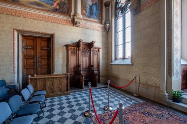 Dünyadaki en uzun süreli doğum hastanelerinden birisidir. Evet. Baltık Gotik tarzında inşa edilmiştir. Bina, Kutsal Haç Şapeli 'ni de içeriyor..