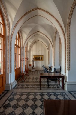 Dünyadaki en uzun süreli doğum hastanelerinden birisidir. Evet. Baltık Gotik tarzında inşa edilmiştir. Bina, Kutsal Haç Şapeli 'ni de içeriyor..