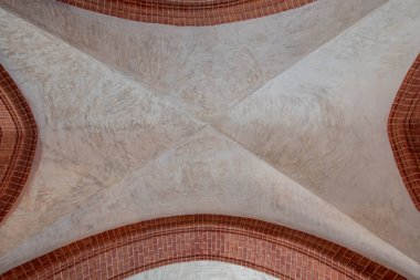 Dünyadaki en uzun süreli doğum hastanelerinden birisidir. Evet. Baltık Gotik tarzında inşa edilmiştir. Bina, Kutsal Haç Şapeli 'ni de içeriyor..