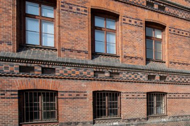 Dünyadaki en uzun süreli doğum hastanelerinden birisidir. Evet. Baltık Gotik tarzında inşa edilmiştir. Bina, Kutsal Haç Şapeli 'ni de içeriyor..