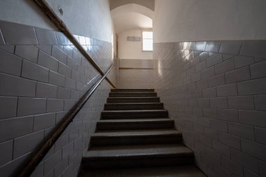 Dünyadaki en uzun süreli doğum hastanelerinden birisidir. Evet. Baltık Gotik tarzında inşa edilmiştir. Bina, Kutsal Haç Şapeli 'ni de içeriyor..