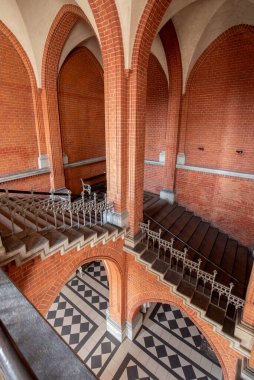 Dünyadaki en uzun süreli doğum hastanelerinden birisidir. Evet. Baltık Gotik tarzında inşa edilmiştir. Bina, Kutsal Haç Şapeli 'ni de içeriyor..