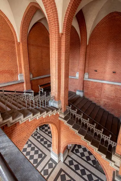 Dünyadaki en uzun süreli doğum hastanelerinden birisidir. Evet. Baltık Gotik tarzında inşa edilmiştir. Bina, Kutsal Haç Şapeli 'ni de içeriyor..