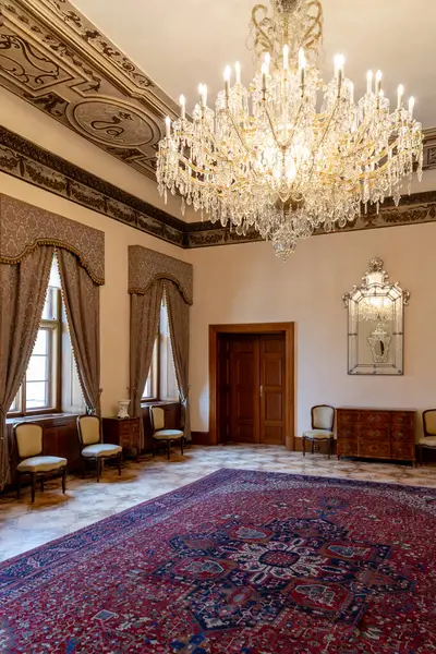 Şu anda bina, Çek Cumhuriyeti Başbakanı 'nın temsilcisi olarak hizmet vermektedir. Loretnsk Caddesi 'ndeki saray kompleksi. 