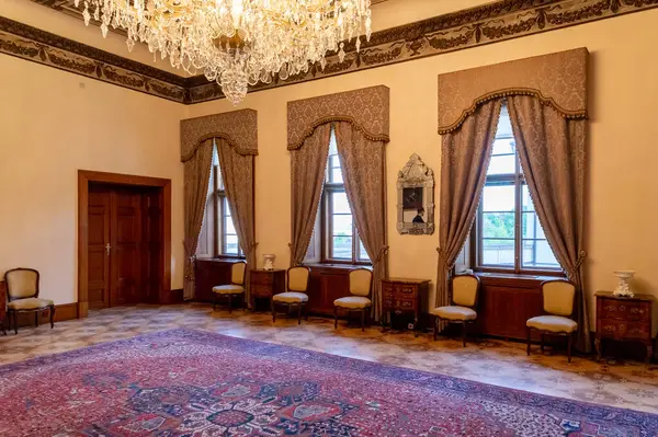 Şu anda bina, Çek Cumhuriyeti Başbakanı 'nın temsilcisi olarak hizmet vermektedir. Loretnsk Caddesi 'ndeki saray kompleksi. 