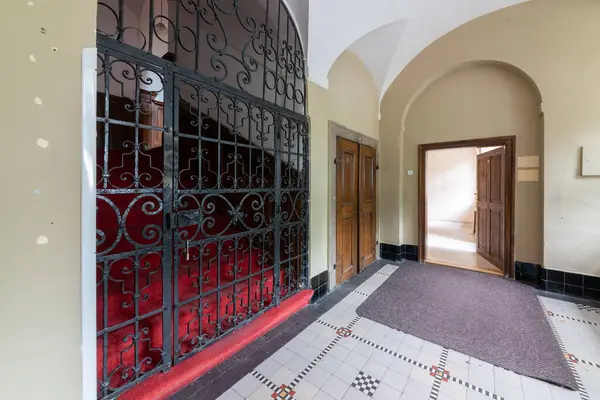 Veleslavin Şatosu, Prag 'ın Veleslavn bölgesinde yer alan bir Barok binasıdır. Kale kompleksi, bahçesi ve parkı olan 6 tuğladan oluşuyor..