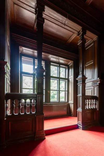 Veleslavin Şatosu, Prag 'ın Veleslavn bölgesinde yer alan bir Barok binasıdır. Kale kompleksi, bahçesi ve parkı olan 6 tuğladan oluşuyor..