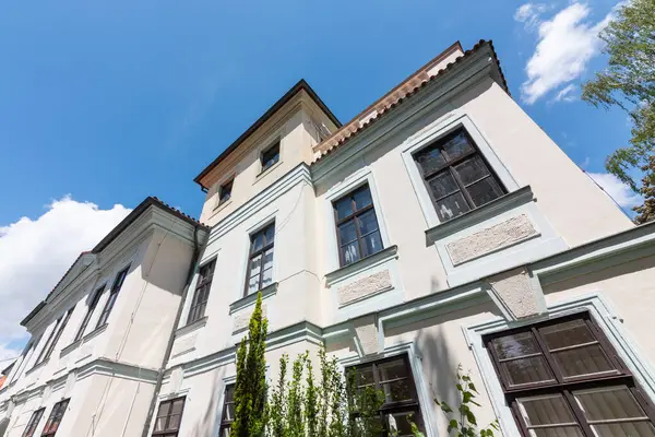 Veleslavin Şatosu, Prag 'ın Veleslavn bölgesinde yer alan bir Barok binasıdır. Kale kompleksi, bahçesi ve parkı olan 6 tuğladan oluşuyor..