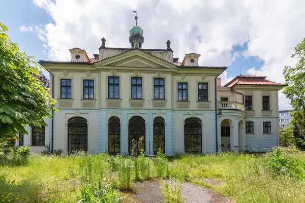 Veleslavin Şatosu, Prag 'ın Veleslavn bölgesinde yer alan bir Barok binasıdır. Kale kompleksi, bahçesi ve parkı olan 6 tuğladan oluşuyor..