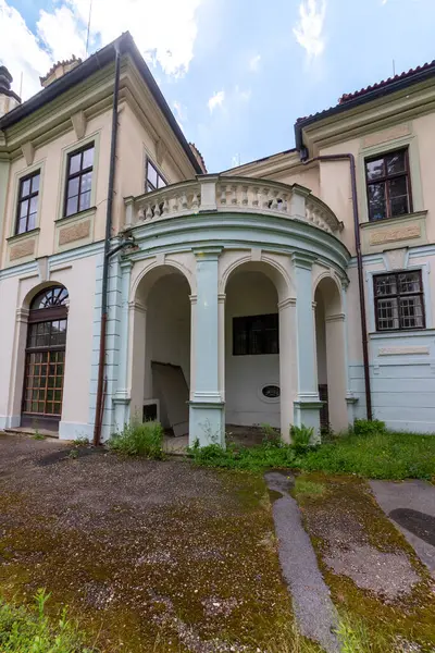 Veleslavin Şatosu, Prag 'ın Veleslavn bölgesinde yer alan bir Barok binasıdır. Kale kompleksi, bahçesi ve parkı olan 6 tuğladan oluşuyor..