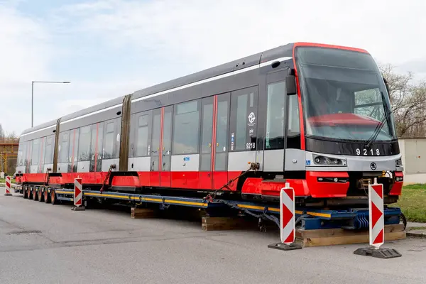 Skoda 15T ForCity Alfa, Prag Toplu Taşımacılık Şirketi için Skoda Transportation tarafından geliştirilen üç bölümden oluşan bir tramvay.