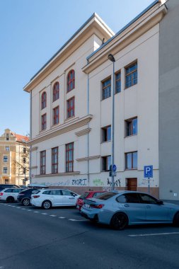 Temelini 25 Nisan 1911 'de atmıştır. Neoklasik cepheli bina, zemin kattaki spor salonunun yanı sıra, üst katında sahnesi olan büyük bir tiyatro salonu da var..