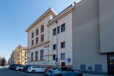 Temelini 25 Nisan 1911 'de atmıştır. Neoklasik cepheli bina, zemin kattaki spor salonunun yanı sıra, üst katında sahnesi olan büyük bir tiyatro salonu da var..