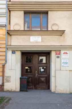 Temelini 25 Nisan 1911 'de atmıştır. Neoklasik cepheli bina, zemin kattaki spor salonunun yanı sıra, üst katında sahnesi olan büyük bir tiyatro salonu da var..