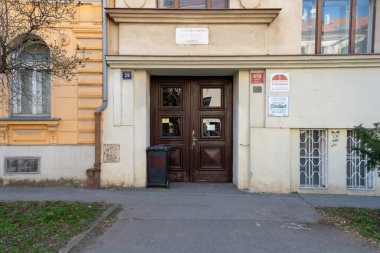 Temelini 25 Nisan 1911 'de atmıştır. Neoklasik cepheli bina, zemin kattaki spor salonunun yanı sıra, üst katında sahnesi olan büyük bir tiyatro salonu da var..