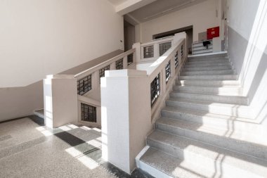 Temelini 25 Nisan 1911 'de atmıştır. Neoklasik cepheli bina, zemin kattaki spor salonunun yanı sıra, üst katında sahnesi olan büyük bir tiyatro salonu da var..