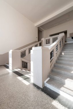 Temelini 25 Nisan 1911 'de atmıştır. Neoklasik cepheli bina, zemin kattaki spor salonunun yanı sıra, üst katında sahnesi olan büyük bir tiyatro salonu da var..