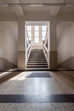 Temelini 25 Nisan 1911 'de atmıştır. Neoklasik cepheli bina, zemin kattaki spor salonunun yanı sıra, üst katında sahnesi olan büyük bir tiyatro salonu da var..