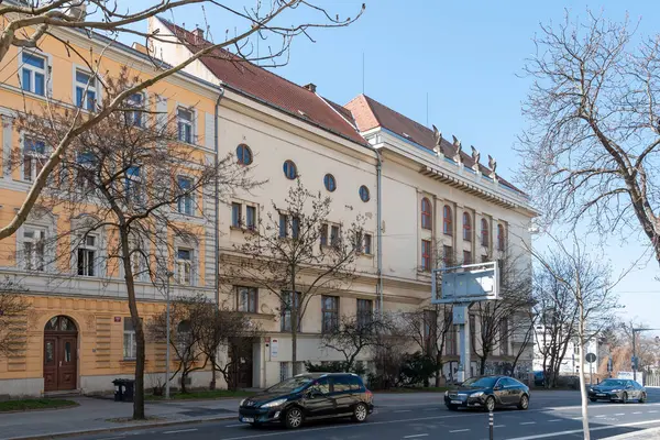 Temelini 25 Nisan 1911 'de atmıştır. Neoklasik cepheli bina, zemin kattaki spor salonunun yanı sıra, üst katında sahnesi olan büyük bir tiyatro salonu da var..