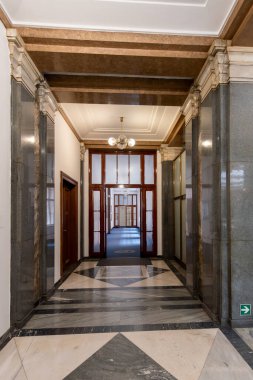 Bina sadece bakanlık ve Çek Demiryolları genel merkezinin değil. Bakanlığa bağlı Su Yolları Müdürlüğü ve diğer küçük organizasyonlara da ev sahipliği yapar..