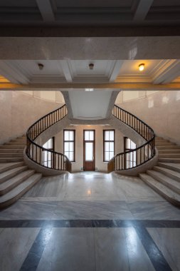 Bina sadece bakanlık ve Çek Demiryolları genel merkezinin değil. Bakanlığa bağlı Su Yolları Müdürlüğü ve diğer küçük organizasyonlara da ev sahipliği yapar..