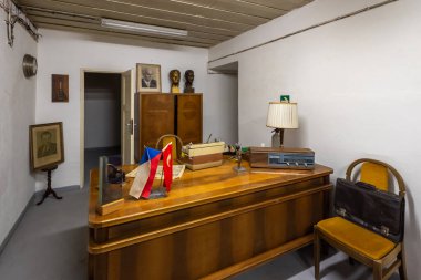 Bina sadece bakanlık ve Çek Demiryolları genel merkezinin değil. Bakanlığa bağlı Su Yolları Müdürlüğü ve diğer küçük organizasyonlara da ev sahipliği yapar..