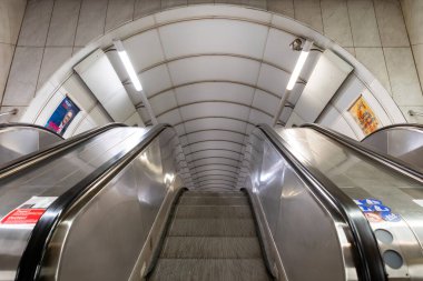 Prag Metro 'nun A hattı kabaca kuzeybatıdan geçiyor ve yeşille işaretlenmiş. 17 istasyonu var.