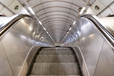 Prag Metro 'nun A hattı kabaca kuzeybatıdan geçiyor ve yeşille işaretlenmiş. 17 istasyonu var.