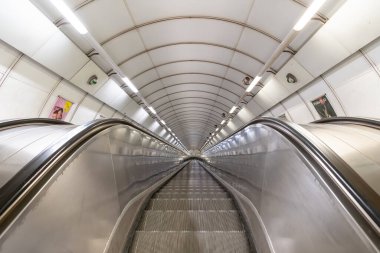 Prag Metro 'nun A hattı kabaca kuzeybatıdan geçiyor ve yeşille işaretlenmiş. 17 istasyonu var.