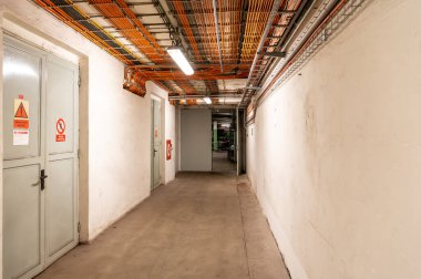 Prag Metro 'nun A hattı kabaca kuzeybatıdan geçiyor ve yeşille işaretlenmiş. 17 istasyonu var.